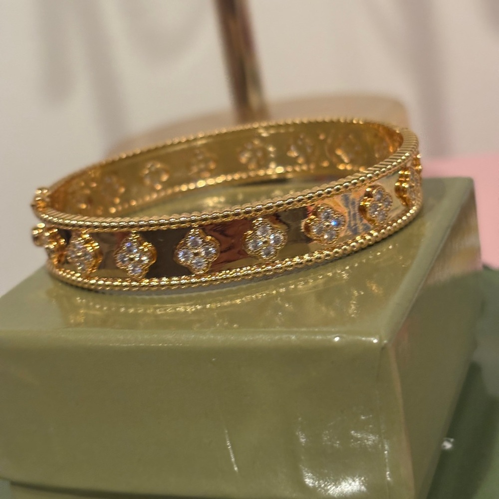 Elegant Gold Bracelet with Crystal Accents